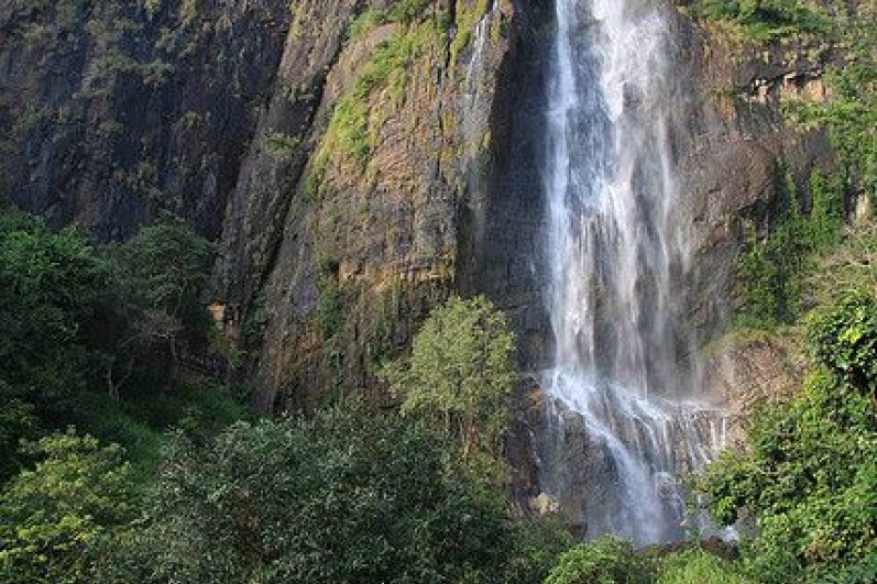 Diyaluma Falls